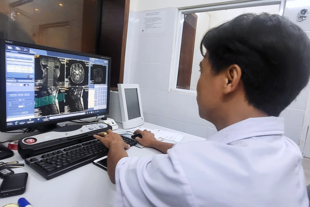 Bác sĩ cảnh báo lạm dụng nội soi, chụp CT khi đau bụng, đau đầu