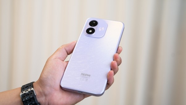 Redmi Note 17 với thiết kế mặt lưng đặc trưng, minh họa ngoại hình của hai phiên bản 4G và 5G.
