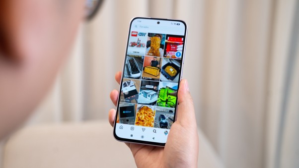 Màn hình Redmi Note 17 phục vụ nhu cầu xem video, lướt mạng xã hội và giải trí hằng ngày.