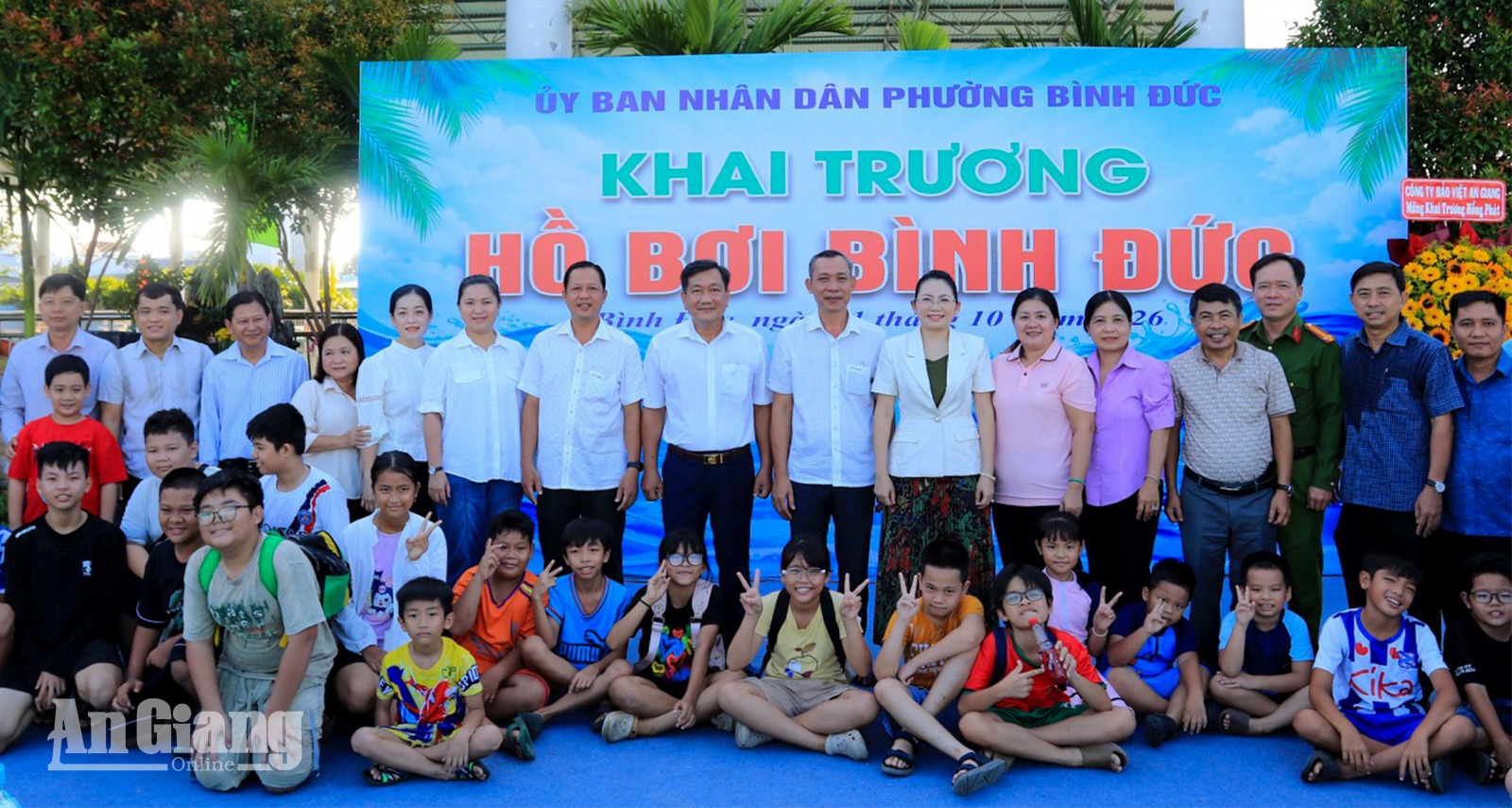 Đại biểu và trẻ em đến bơi tham dự Lễ khai trương 