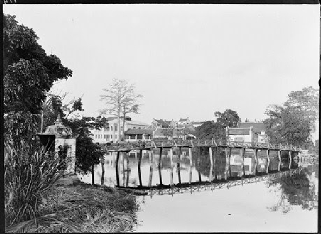 Cầu Thê Húc trên hồ Hoàn Kiếm năm 1896 trông khá khá thô sơ. Trong lịch sử tồn tại, cây cầu này đã nhiều lần bị gãy do quá tải và được dựng lại.