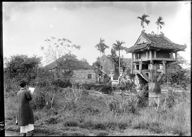 Nghệ nhân thêu Phan Van Khoan vẽ hình Chùa Một cột để thêu, Hà Nội 1898.