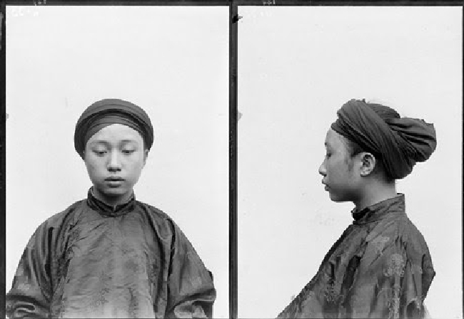 Chân dung chụp năm 1896 của chàng trai 17 tuổi Vi Văn Định - con trai của Tổng đốc Lạng Sơn Vi Văn Lý. Sau này ông Vi Văn Định trở thành Tổng đốc tỉnh Thái Bình (1929-1937) và tỉnh Hà Đông (1937-1941).