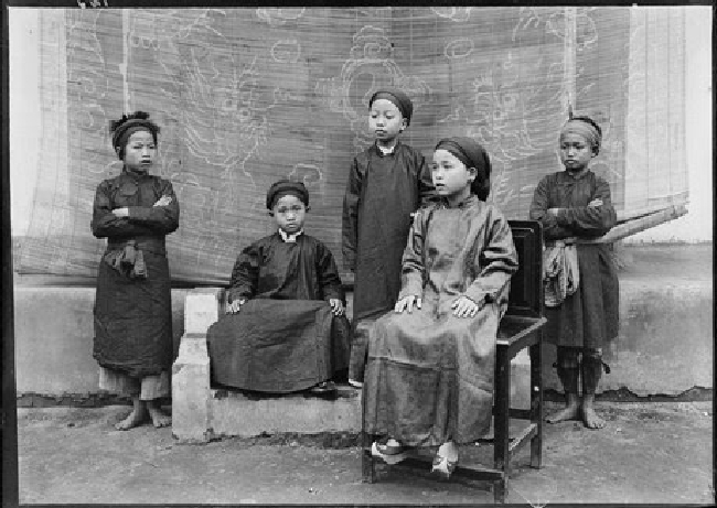 Ba người con khác của Tổng đốc Lạng Sơn (ngồi và đứng trên ghế).