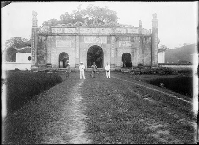 Tam quan của đền Kiếp Bạc, Hải Dương năm 1904.