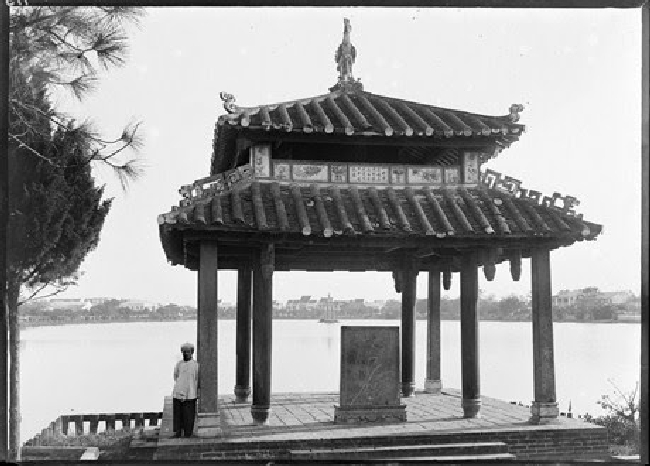Đình Trấn Ba, một công trình thanh thoát trong đền Ngọc Sơn, 1896.