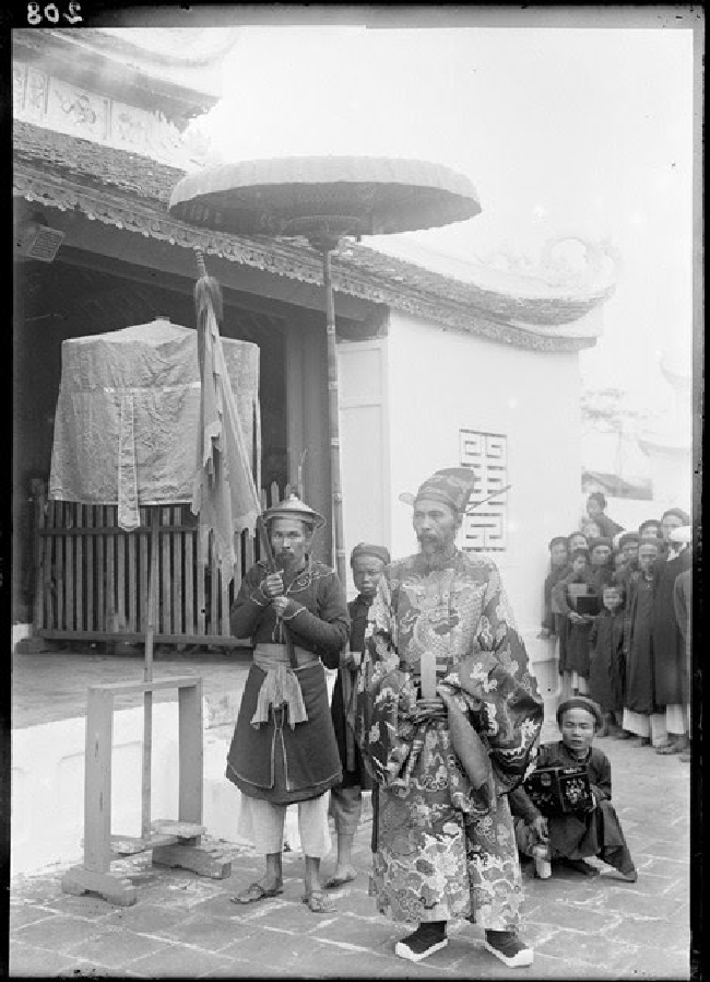 Ông Cao Xuân Dục, Tổng đốc Nam Định có mặt trong buổi lễ vinh danh những người đỗ đạt, 1897.