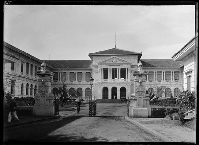 Tòa nhà pháp đình ở Sài Gòn năm 1896 (nay là Tòa án Nhân dân TP HCM).