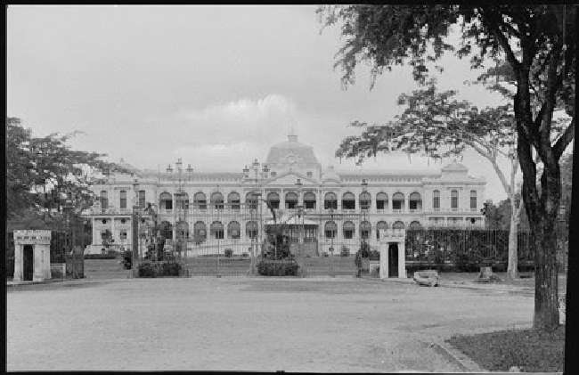 Dinh Toàn quyền ở Sài Gòn, 1896. Công trình này đã bị hai phi công chế độ Sài Gòn ném bom phá hủy năm 1962, được xây dựng lại và khánh thành năm 1966 (lúc này gọi là Dinh Độc Lập), sau năm 1975 thì đổi tên thành Hội trường Thống Nhất.