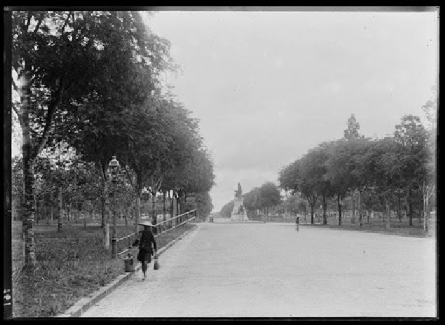 Đại lộ Norodo (nay là đường Lê Duẩn) ở Sài Gòn năm 1896. Phía xa là bức tượng Gambetta.