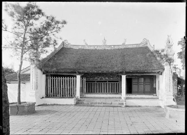 Ngôi đền phía Bắc trong quần thể đền Ngọc Sơn là nơi thờ danh tướng Trần Hưng Đạo, 1896.