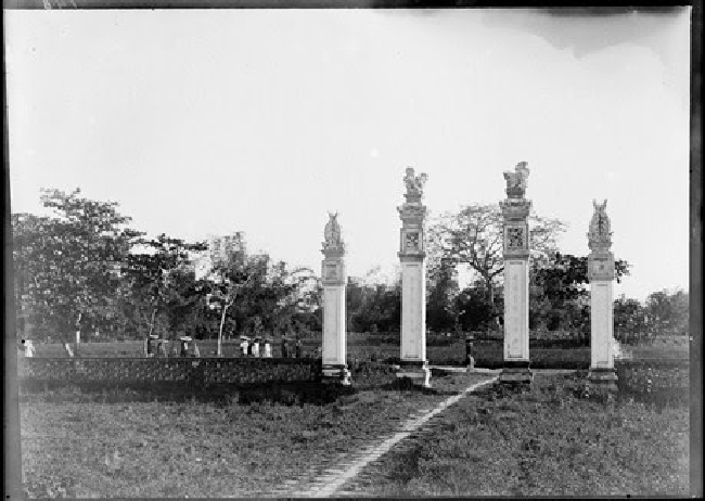 Bốn trụ cột ở lối vào Văn Miếu - Quốc Tử Giám, 1896. Người Pháp gọi công trình này là "chùa Quạ", vị có rất nhiều quạ làm tổ ở đây.