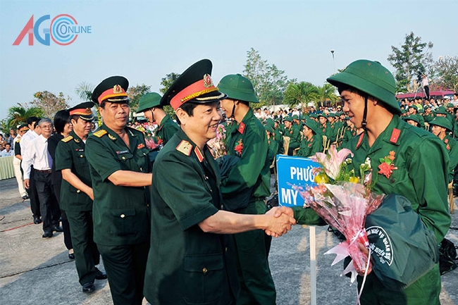 Thiếu tướng Hồ Việt Trung, Chủ nhiệm Cục Chính trị Quân khu 9, động viên tân binh.