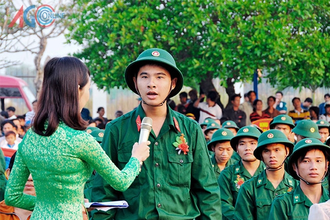 Thanh niên Trần Minh Hoàng khẳng định: “Lên đường thi hành NVQS là góp sức mình cho sự nghiệp bảo vệ Tổ quốc và cũng là nhiệm vụ thiêng liêng của thanh niên”.