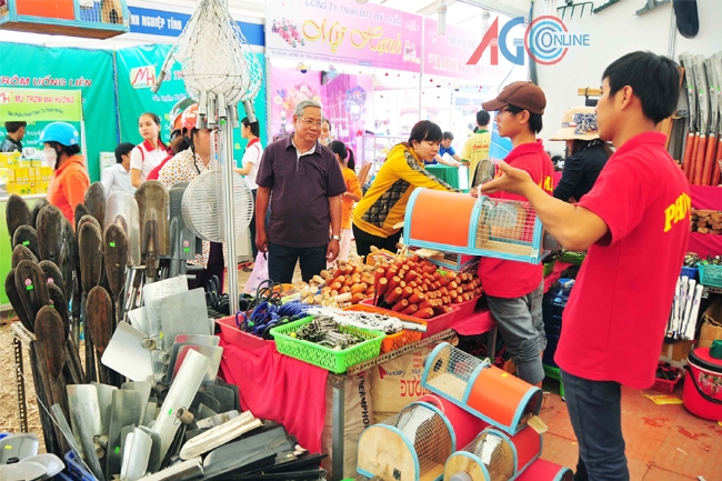 Sản phẩm của các làng nghề An Giang có mặt tại hội chợ.