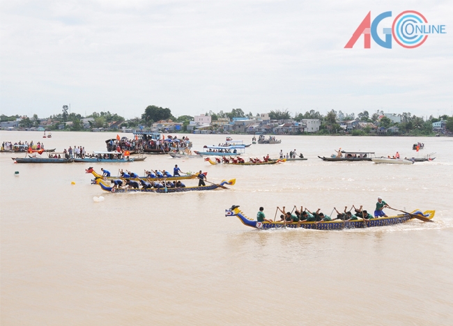 Tham gia phát động phong trào rèn luyện sức khỏe, hàng năm, Báo An Giang tổ chức Giải đua thuyền rồng.