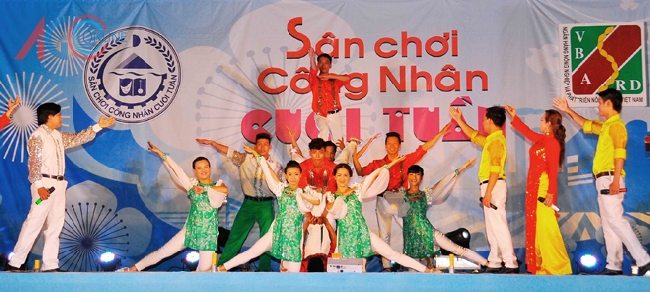 Một tiết mục ca múa do Đoàn Ca múa nhạc tổng hợp An Giang biểu diễn giao lưu cùng “Sân chơi công nhân cuối tuần” lần thứ 20 tại huyện An Phú.