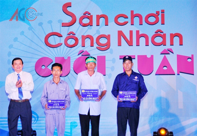 Phó Chủ tịch LĐLĐ tỉnh Nguyễn Văn Nhiên trao nhà “Mái ấm Công đoàn” cho công đoàn viên khó khăn về nhà ở.