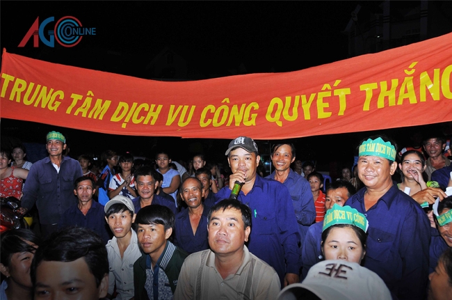 Cổ động viên Trung tâm Dịch vụ công huyện An Phú trả lời câu hỏi có thưởng của Ban Tổ chức.