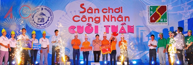 Trao thưởng cho các đội.