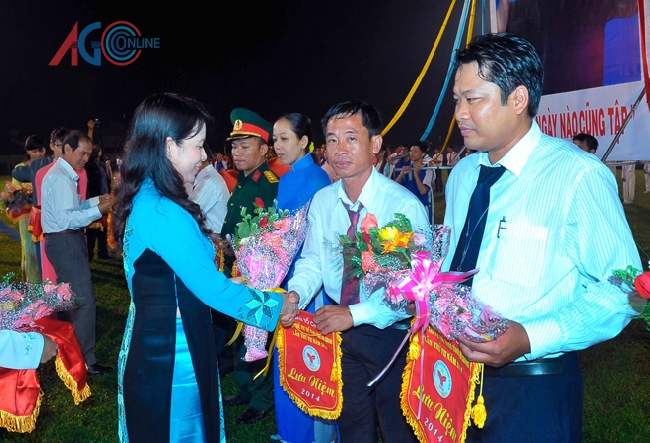 Phó Bí thư Thường trực Tỉnh ủy Võ Thị Ánh Xuân trao cờ lưu niệm và tặng hoa cho các đoàn tham dự đại hội.