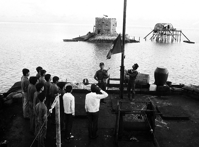 Lễ chào cờ đầu tuần trên đảo Thuyền Chài, được tổ chức trên pông-tông của đảo.