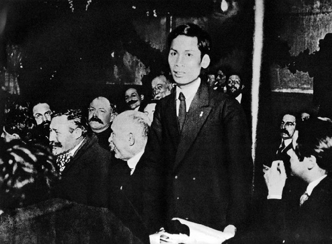 Tại Đại hội toàn quốc Đảng Xã hội Pháp ở thành phố Tua vào tháng 12-1920, nhà cách mạng Nguyễn Ái Quốc trở thành một trong những người sáng lập Đảng Cộng Sản Pháp.