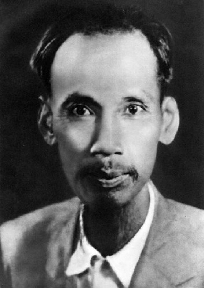 Chân dung Chủ tịch Hồ Chí Minh năm 1945. Người về Việt Nam từ năm 1941 và lãnh đạo cuộc cách mạng giải phóng dân tộc đi đến thắng lợi vào tháng 8-1945.