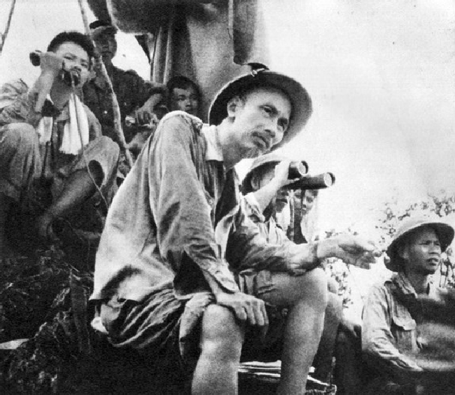 Là người sáng lập và lãnh đạo Quân đội Nhân dân Việt Nam, Hồ Chủ tịch đã theo dõi mặt trận suốt thời gian chiến dịch Biên giới năm 1950.