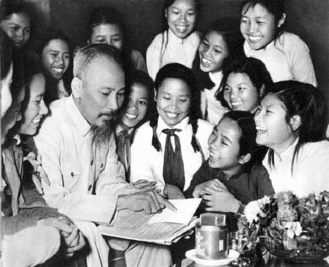Đại biểu học sinh trường trung học Trưng Vương (Hà Nội) đến chúc thọ Bác Hồ vào tháng 5-1956.