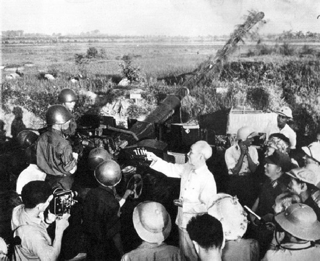 Người đến thăm các chiến sĩ của lực lượng phòng không bảo vệ Hà Nội năm 1966.