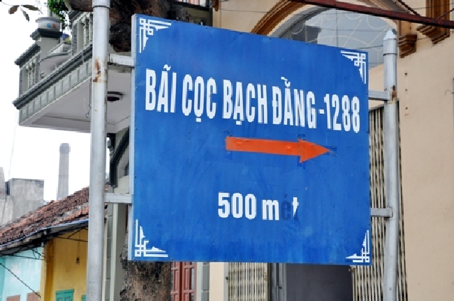 Biển chỉ dẫn vào bãi cọc Yên Giang, thuộc thị xã Quảng Yên, Quảng Ninh.