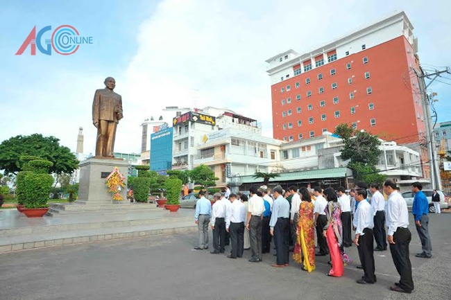 Dâng hương, hoa Nghĩa trang liệt sĩ tỉnh và tượng đài Chủ tịch Tôn Đức Thắng.