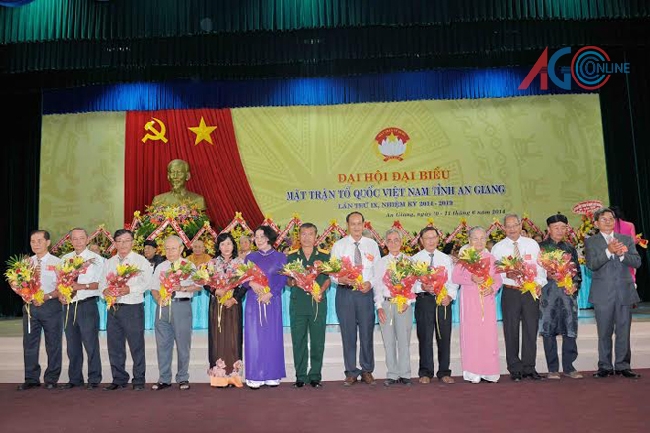 Chủ tịch UBMTTQ Việt Nam tỉnh nhiệm kỳ 2014- 2019 Huỳnh Công Mước tặng hoa cho các Ủy viên UBMTTQVN tỉnh không tái cử.