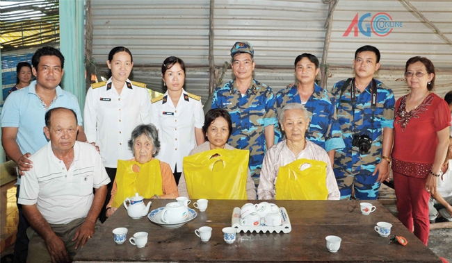 Chính ủy Lữ đoàn Giang thuyền 962 Đại tá Tiết Văn Hòa cùng đoàn công tác thăm hỏi và tặng quà gia đình chính sách xã Bình An.