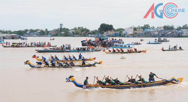 Sôi nổi Giải đua thuyền rồng truyền thống hàng năm của Báo An Giang với sự tài trợ chính của Công ty TNHH MTV Xổ số kiến thiết An Giang tại TP. Châu Đốc.