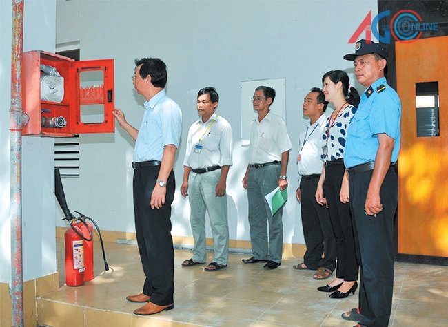 Đoàn công tác Hội đồng tuyển sinh Trường đại học An Giang kiểm tra cơ sở vật chất, phương tiện chữa cháy tại một điểm thi.