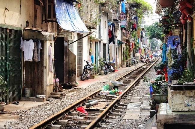 Tuyến đường sắt này đi qua khu phố cổ, cắt những con đường nhỏ hẹp và chạy theo hướng cầu Long Biên.