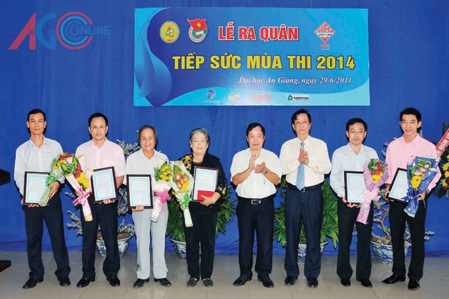 Ban Giám hiệu Trường đại học An Giang tặng hoa và bảng cảm tạ cho các Mạnh Thường Quân, đơn vị, doanh nghiệp hỗ trợ tiếp sức mùa thi 2014.