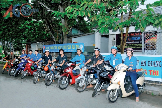 Lực lượng xe Honda của Thành đoàn Long Xuyên đưa thí sinh đi thi miễn phí.