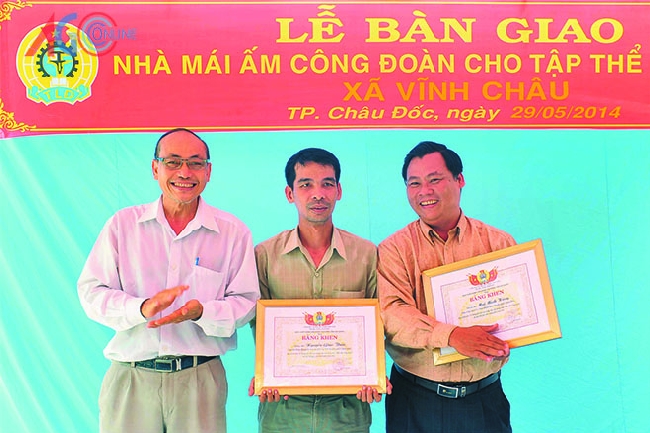 Chủ tịch Liên đoàn Lao động tỉnh Võ Văn Khanh trao Bằng khen cho tập thể và cá nhân đóng góp xây nhà “Mái ấm Công đoàn”.