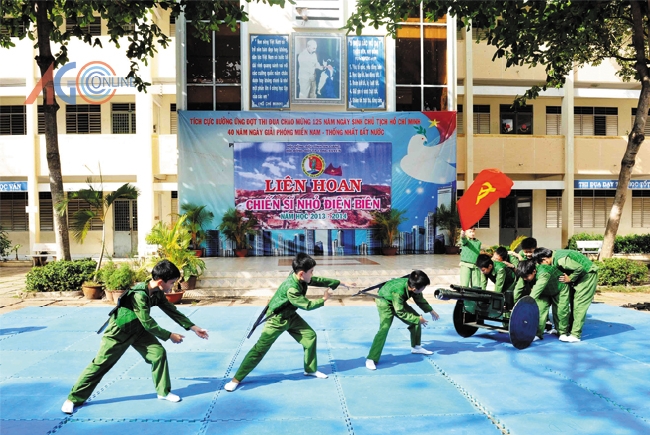 Học sinh Trường tiểu học Nguyễn Du sân khấu hóa một tiết mục trong Liên hoan chiến sĩ nhỏ Điện Biên.