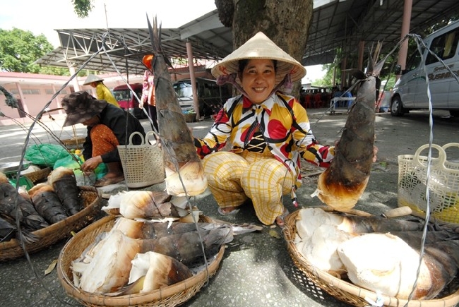 Ngoài bán sỉ cho thương lái, nhiều người còn gánh măng đi bán lẻ cho khách đi đường, khách du lịch. Tuy nhiên, không phải năm nào người trồng tre lấy măng ở vùng núi này cũng có thu nhập cao. Vì cũng như nhiều cây trái khác ở ĐBSCL, măng luôn rơi vào cảnh trúng mùa mất giá.