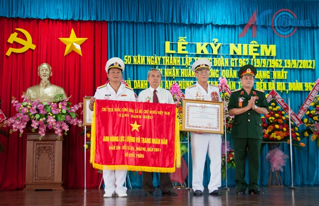 Các Đoàn, Bến thuộc Lữ đoàn Giang thuyền 962, Quân khu 9 đón nhận Danh hiệu Anh hùng lực lượng vũ trang Nhân dân.