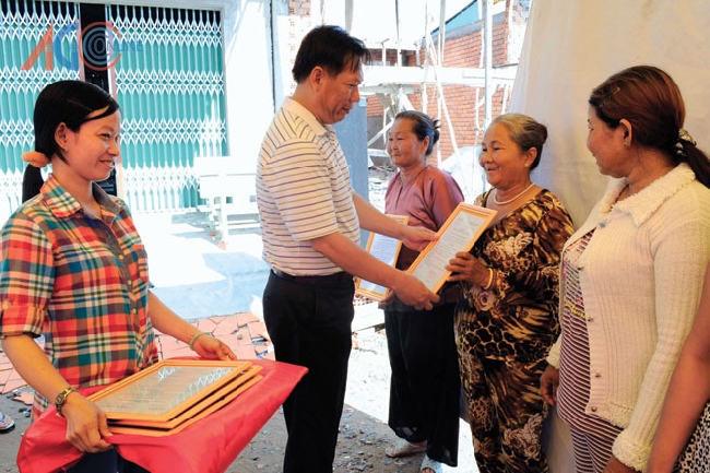 Chủ tịch UBND TP. Long Xuyên Trần Anh Thư trao quyết định tặng nhà Đại đoàn kết cho hộ nghèo làng ghe Mỹ Phước.