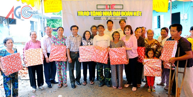 Lãnh đạo tỉnh, UBND TP. Long Xuyên và doanh nghiệp tặng quà các hộ nghèo trong ngày bàn giao nhà Đại đoàn kết.