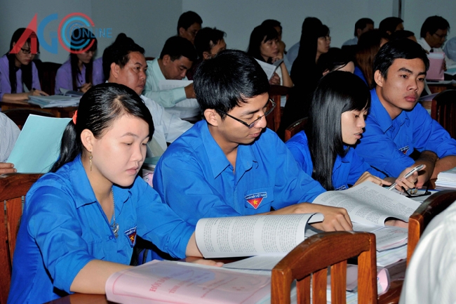 Sinh viên Đại học An Giang tham dự kỳ họp.