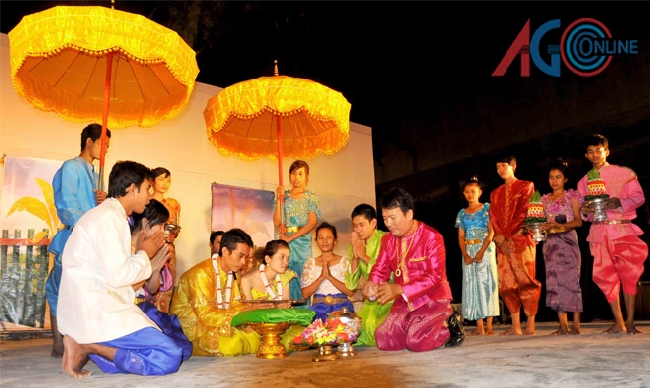 Đồng bào dân tộc Khmer thể hiện lễ cưới truyền thống.
