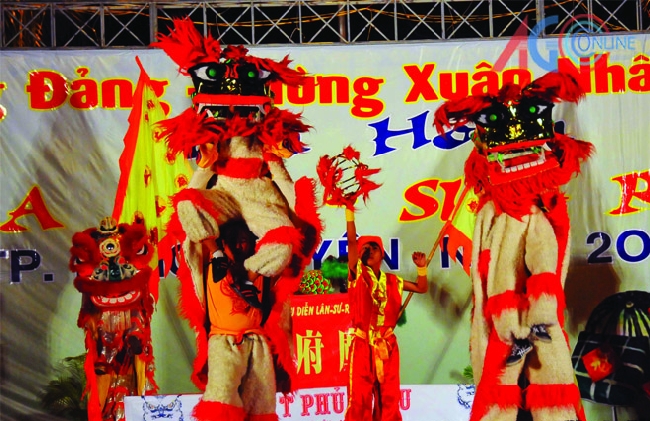 Hội Tương tế người Hoa TP. Long Xuyên phối hợp các ngành chức năng tổ chức Liên hoan múa lân chào năm mới.
