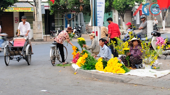 Người dân chọn mua hoa tươi để trang trí trong nhà ngày đầu năm